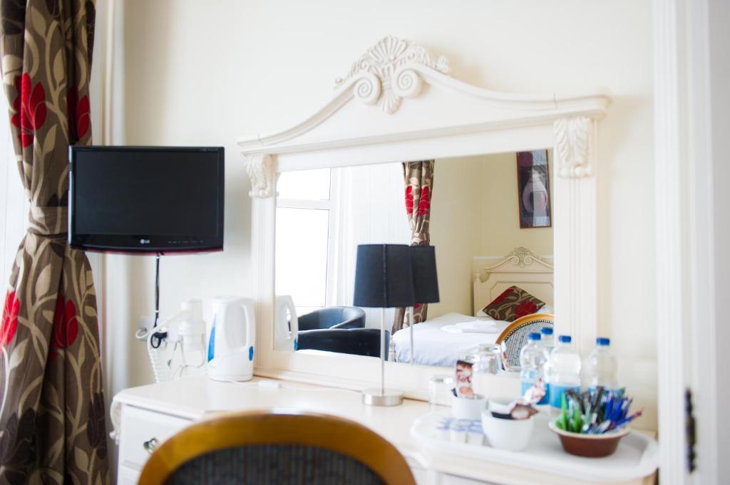 Queensbridge Hotel Абъристуит Екстериор снимка