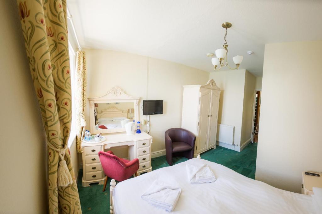 Queensbridge Hotel Абъристуит Екстериор снимка